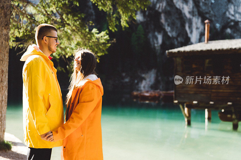 在Dolomites阿尔卑斯山脉的阳光明媚的夏天日出期间，女人和男人呆在Lago Di braes附近